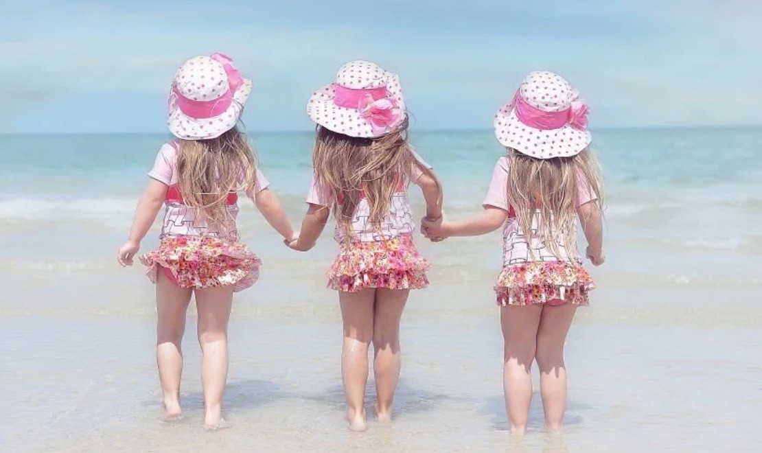 3 дочки видео. Маленькие подружки. Три девочки на море. Три девочки маленькие на море. Маленькие девочки подружки.