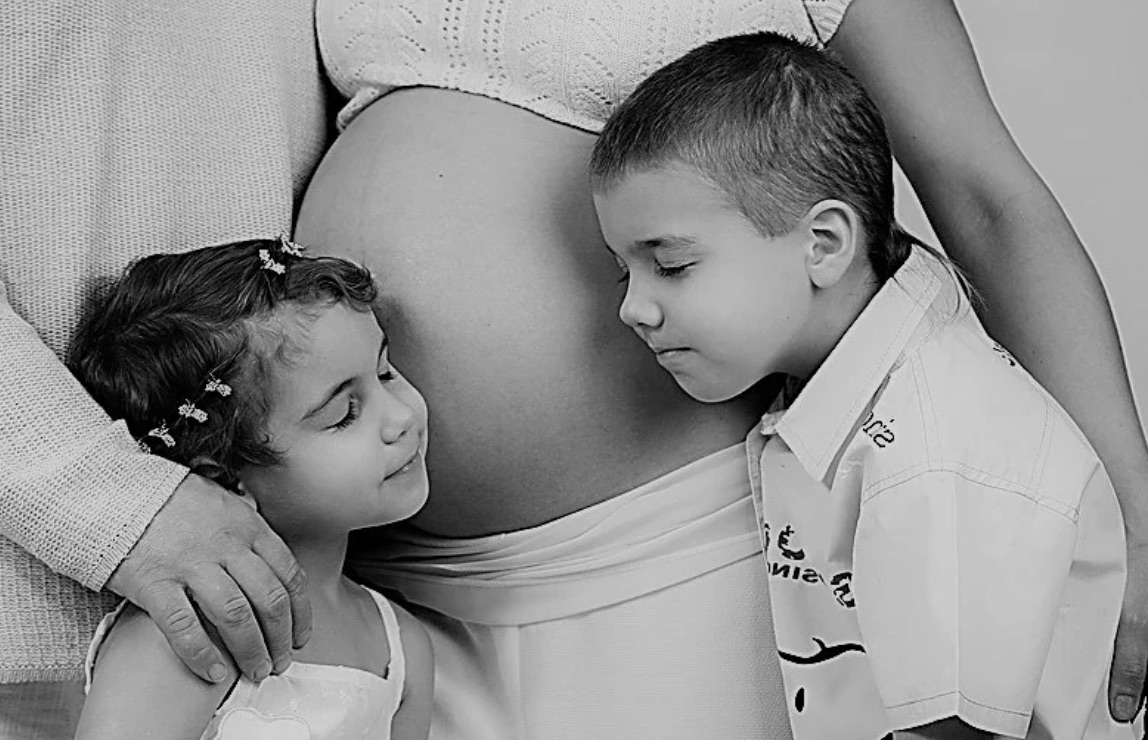Третий раз стала мамой. Беременные фотосессии с детьми. Фотосессия беременных со старшим ребенком. Фотосессия беременной мамы с сыном.